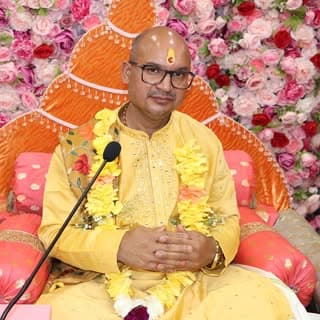 Acharya Vinod Sodiyal seated for a katha