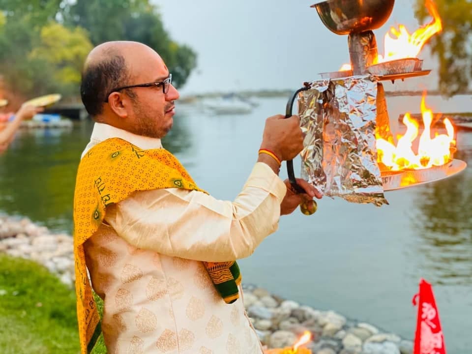 Acharya Vinod Sodiyal performing Ganga Aarti at the lakeside