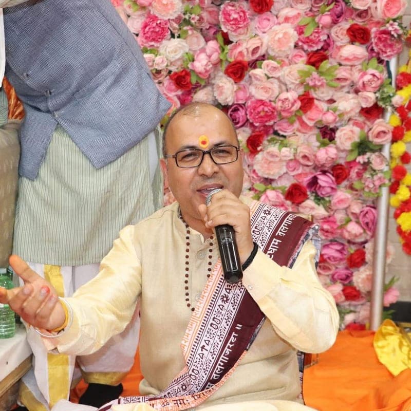 Deepak Raturi (Shastri), a Hindu priest, giving a discourse